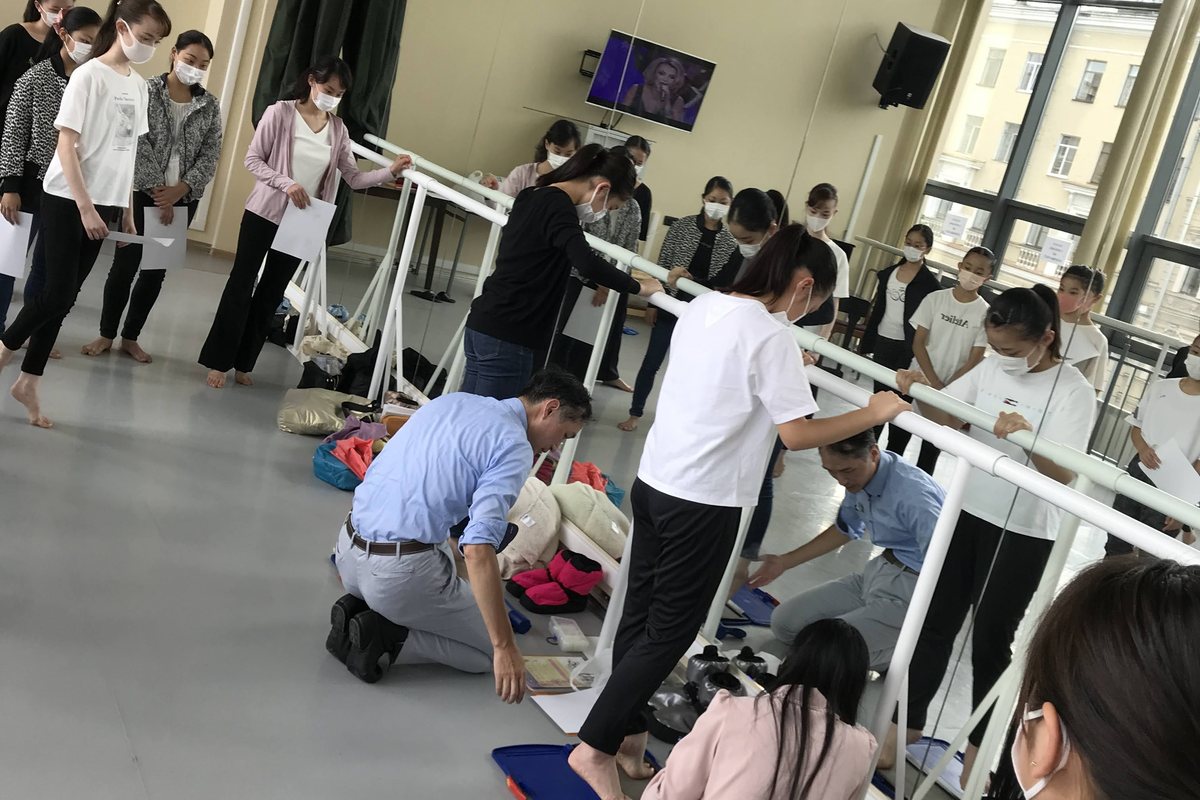 バレエスタジオでの出張体験フィッティング会の様子